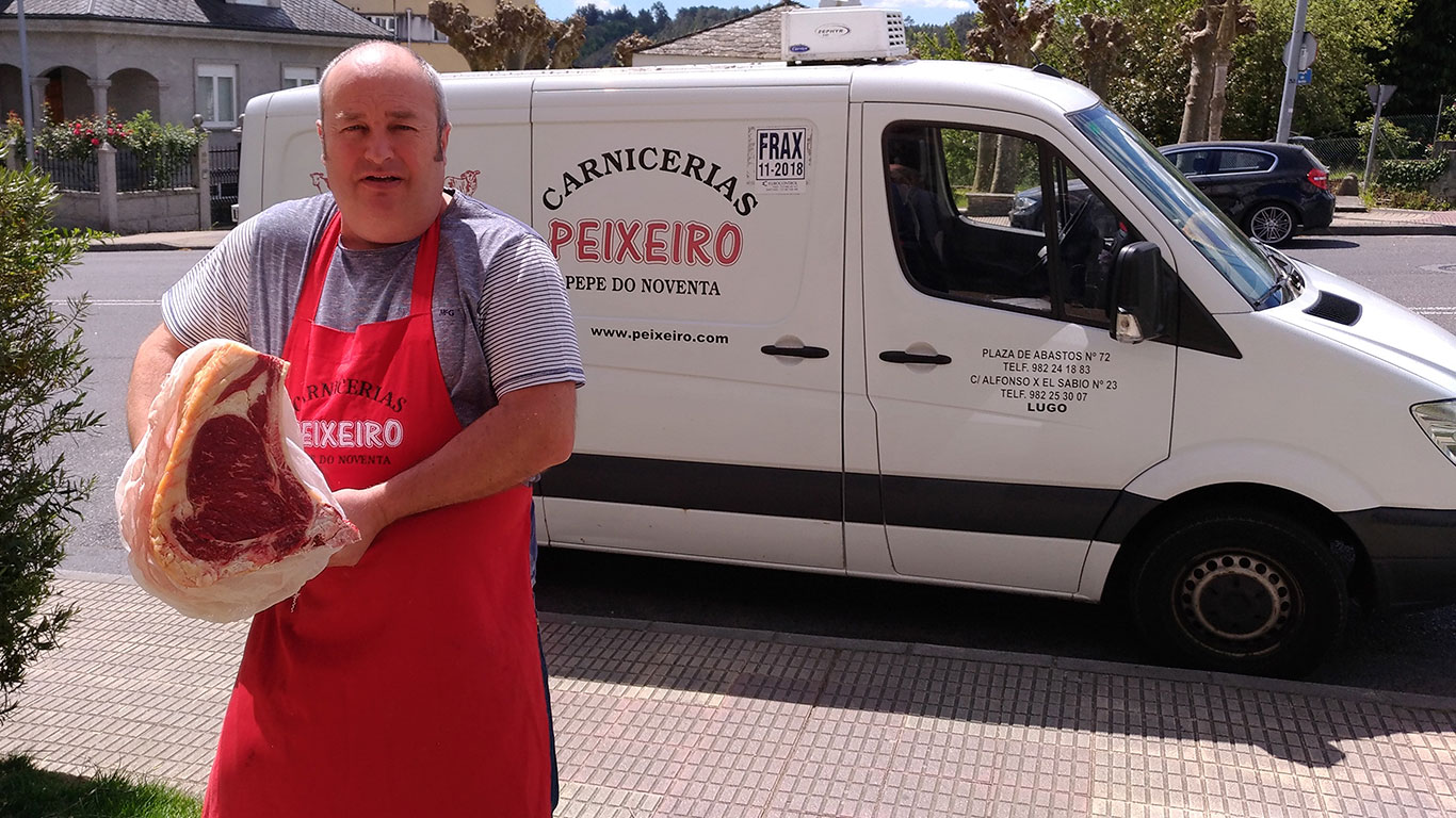 Pepe, fundador de Carnicerías Peixeiro, con un chuletón premium junto a su furgoneta en Lugo